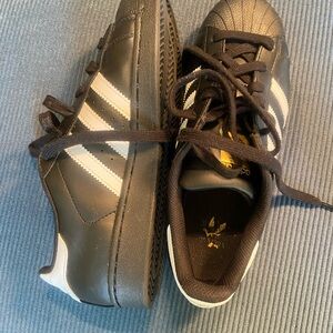 Adidas shell toe, black with white stripes. Men’s size 6.